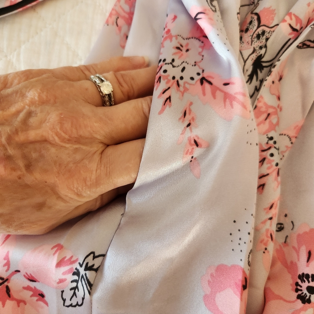 Jones NY Kimono Floral Satin In Pink and Light Gray - Picture 5 of 7